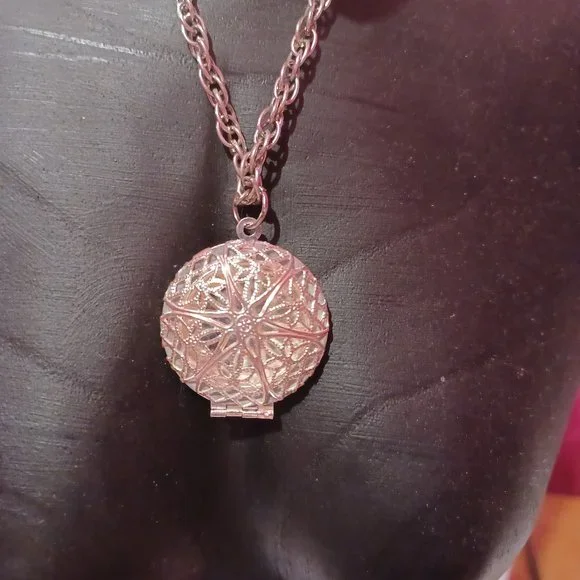 Essential Oil Locket - Picture 1 of 1
